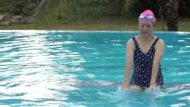 Lycklig asiatisk familj spelar i poolen — Stockvideo