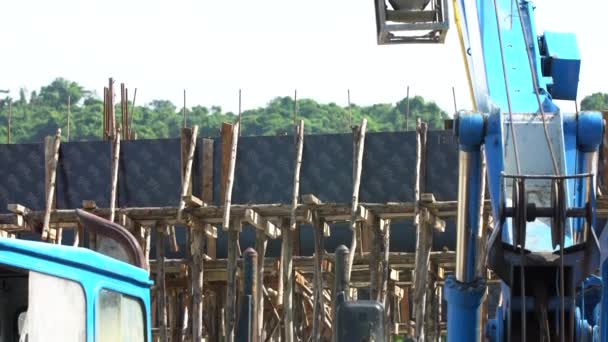 Cubo de grúa arroja grava en un silo en una planta de hormigón . — Vídeo de stock