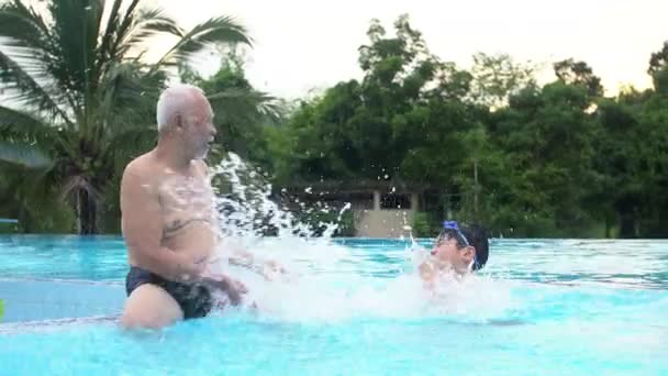 Feliz asiático familia jugando en piscina asiático nietos y abuelos nadando en piscina . — Vídeo de stock