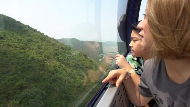 Happy asian family, Mother and son in cable car — Stok Video