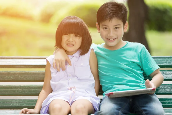 Roztomilý chlapec asijské a holčička jsou úsměv a při pohledu fotoaparát — Stock fotografie