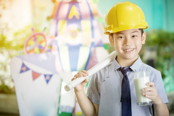 Joven asiático niño sosteniendo un vaso de leche — Foto de Stock