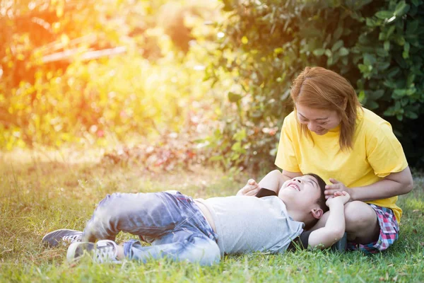 Feliz asiático mamá con lindo pequeño niño en el parque — Foto de Stock