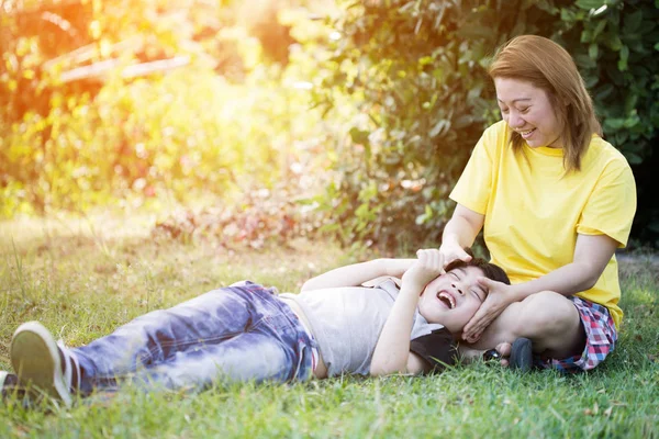 Heureuse maman asiatique avec mignon petit garçon au parc — Photo