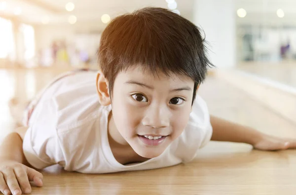 Gelukkige jongen met glimlach op zijn gezicht — Stockfoto