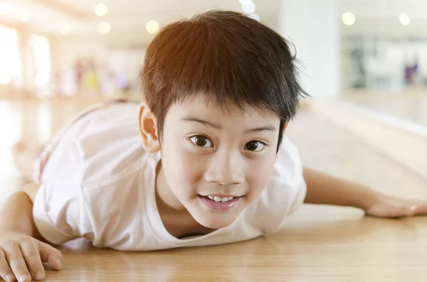 Niño feliz con sonrisa en la cara —  Fotos de Stock