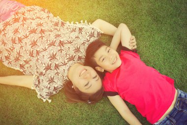 Mutlu Asyalı çocuk annesi ile açık havada parkta oynamak