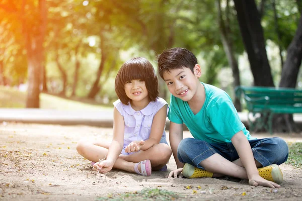 Bambino asiatico che gioca a sabbia nel parco — Foto Stock