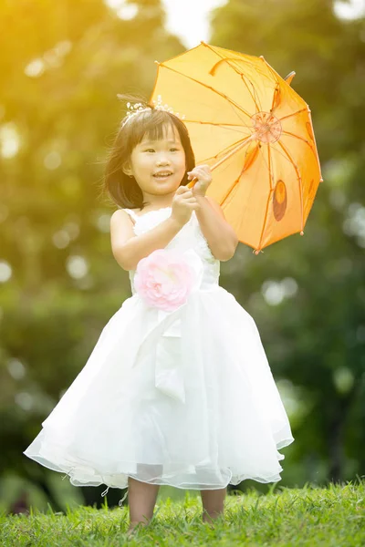 Porträt eines asiatischen Mädchens im Park grünen Hintergrund, — Stockfoto