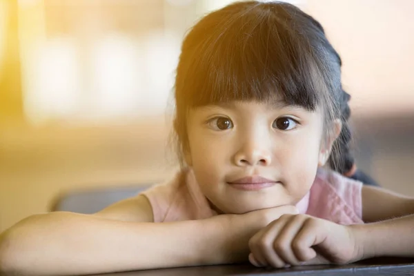 Portret van een meisje van Aziatische kind kijken camera — Stockfoto