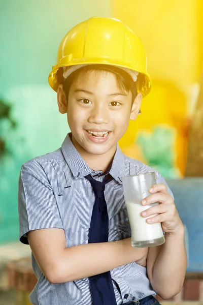 Joven asiático niño sosteniendo un vaso de leche —  Fotos de Stock