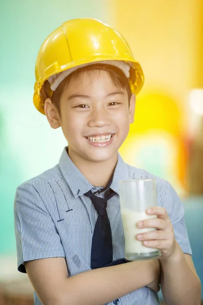 Giovane asiatico bambino holding un bicchiere di latte — Foto Stock