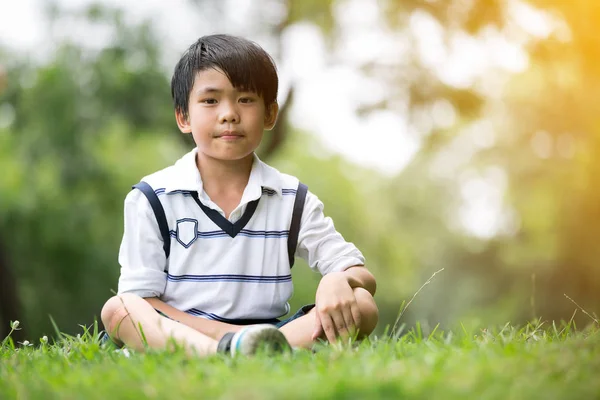 Porträt eines kleinen asiatischen Jungen im Park — Stockfoto