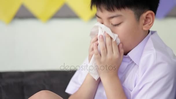 Pequeño niño asiático enfermo de gripe estornudando y limpio con papel tisú — Vídeos de Stock