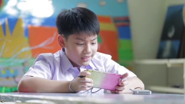 Niño asiático feliz usando una tableta digital  . — Vídeo de stock