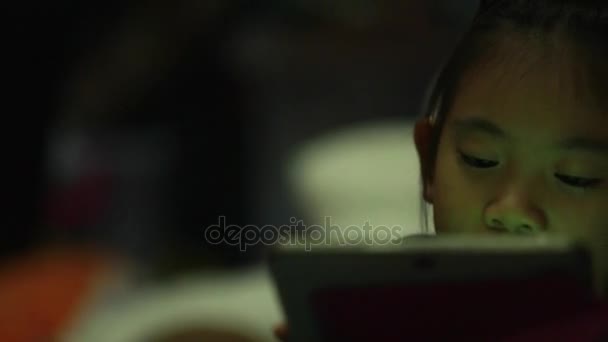 Mutlu Asyalı çocuk evde tablet bilgisayarda ekran arıyorum — Stok video