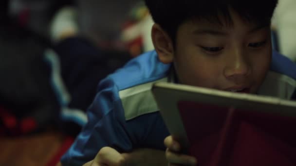 Mutlu Asyalı çocuk evde tablet bilgisayarda ekran arıyorum — Stok video