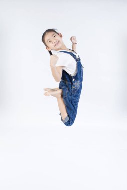 Asyalı şirin çocuk atlıyor