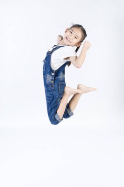 Asyalı şirin çocuk atlıyor