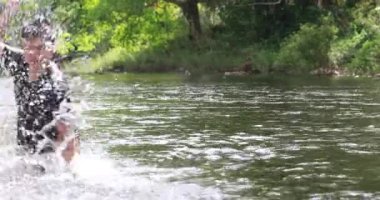 Mutlu iki Asyalı çocuk şelale Tayland oynarken