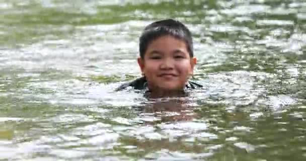 タイの滝を遊んで幸せなアジア少年 — ストック動画