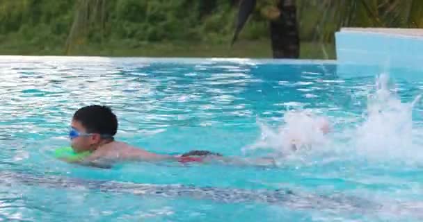 Feliz ásia menino jogar no piscina  . — Vídeo de Stock