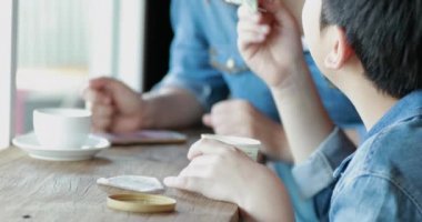 Mutlu Asya aile anne ve oğlu restoranda yemek zevk .