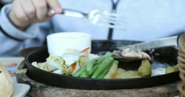 Close up asiático menino gosta de comer comida no restaurante — Vídeo de Stock