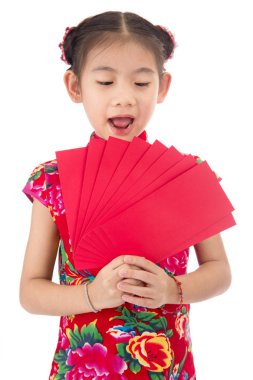 mutlu Çin yeni yılı. Asyalı kız kırmızı zarf tutarak gülümseyin