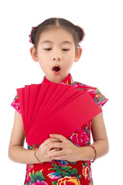 mutlu Çin yeni yılı. Asyalı kız kırmızı zarf tutarak gülümseyin