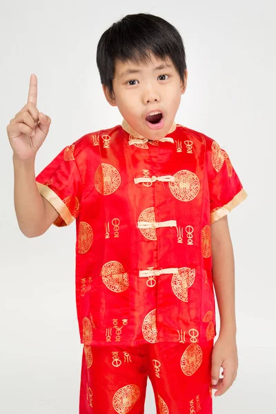 Liten asiatisk söt pojke i kinesisk dräkt — Stockfoto