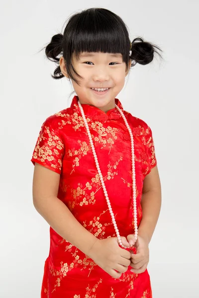 Petite fille mignonne asiatique en costume chinois — Photo