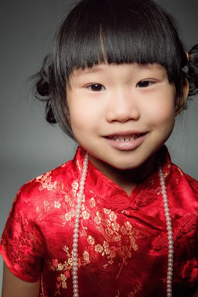 Piccola ragazza carina asiatica in costume cinese — Foto Stock