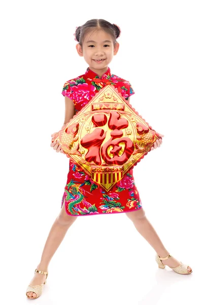 Kleines asiatisches Mädchen zeigt chinesische Neujahrsgrüße — Stockfoto