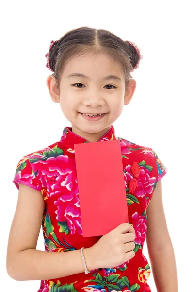 mutlu Çin yeni yılı. Asyalı kız kırmızı zarf tutarak gülümseyin