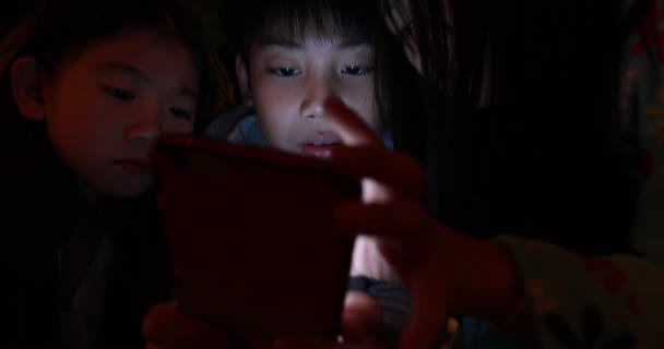 Feliz asiático niño jugando tableta ordenador y teléfono celular juntos  . — Vídeos de Stock