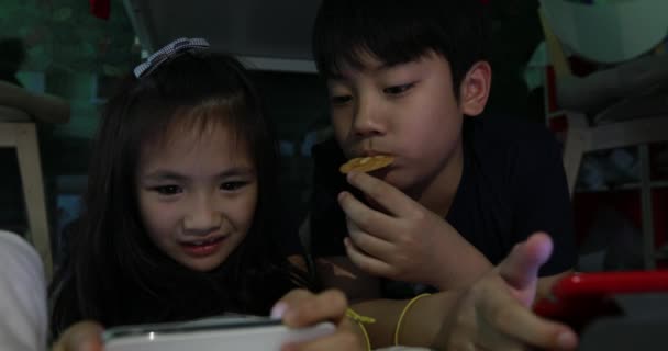 快乐的亚洲孩子，在平板电脑和手机一起玩 . — 图库视频影像