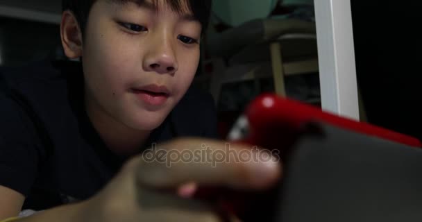 Feliz asiático criança jogar tablet computador e celular juntos  . — Vídeo de Stock