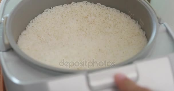 Primer plano del arroz en la olla de arroz eléctrica — Vídeo de stock