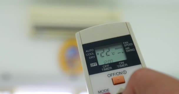Sala de resfriamento mudando a temperatura no ar condicionado — Vídeo de Stock