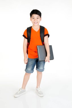 Dizüstü bilgisayar kullanarak mutlu Asyalı çocuk .