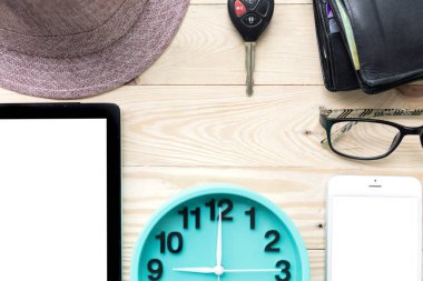 İşadamı masa hücre tablet, smartphone ile yüksek açılı görünüş,