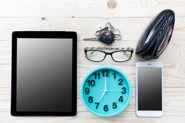 İşadamı masa hücre tablet, smartphone ile yüksek açılı görünüş,