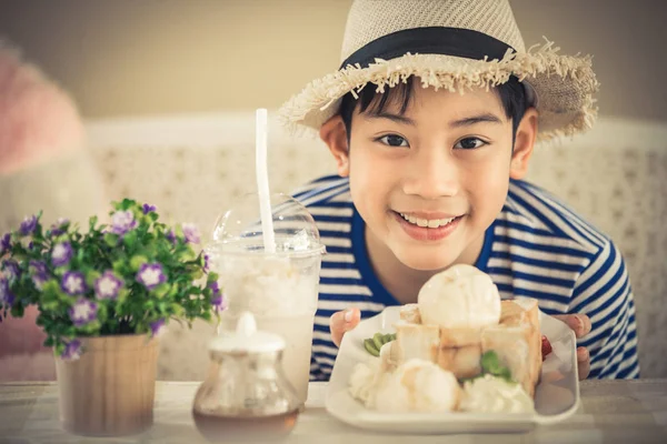 Asiatique mignon garçon appréciant doux nourriture . — Photo