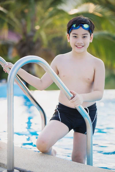 Feliz ásia menino no maiô chegando até o piscina — Fotografia de Stock