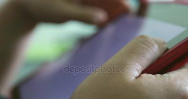 Kadın el kullanarak tablet bilgisayar pc alışveriş ile seçin .