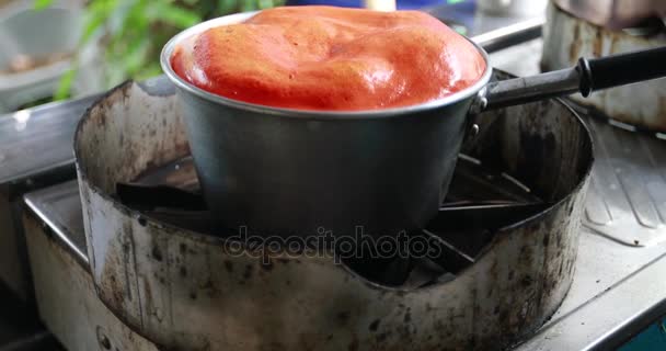 Padella lucida di zuppa bollente con schiuma sui fornelli in cucina, zuppa di frutta Jack per una buona salute  . — Video Stock