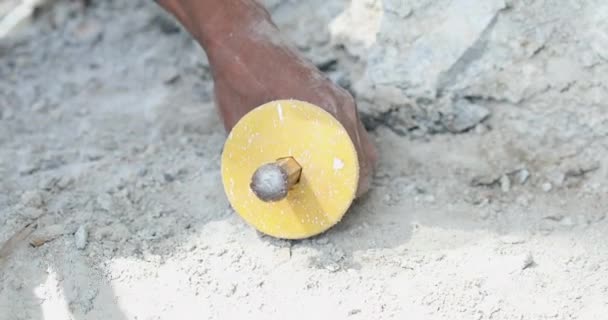 Unbekannter bricht mit Bohrmaschine Asphalt auf der Straße auf. — Stockvideo