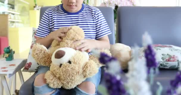 Feliz asiático chico jugando con teddy oso — Vídeo de stock