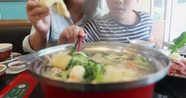 Heureux asiatique famille mère et fils profiter de manger — Video